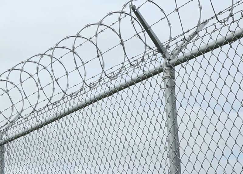  	hot-dip galvanized chain link fence