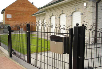 What are the advantages of zinc steel fence