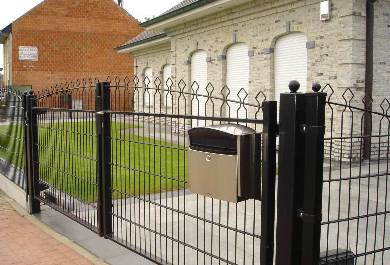 Galvanized Barbed Wire Fence and Plastic-Plated Wire Mesh Fence
