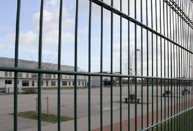 How Should Welded Wire Mesh Fence Be Installed Correctly?