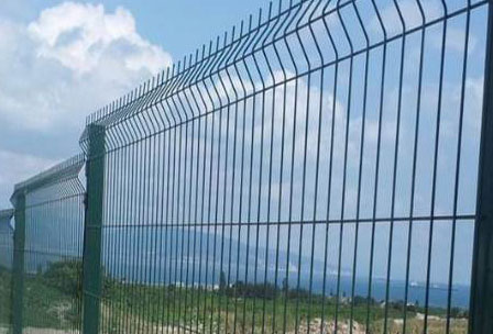 Advantages and application of welded mesh fence