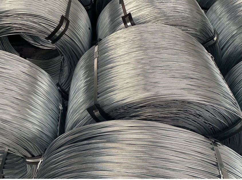 Hot-dip galvanized wire is a metal wire coated with a layer of zinc to prevent rust and corrosion.