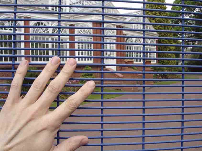 A fence that seamlessly integrates high protection and beauty--358 security fence