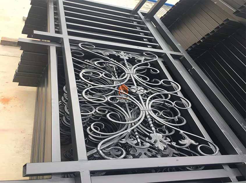 Understanding the Construction and Materials of Pyramid Mesh Fence