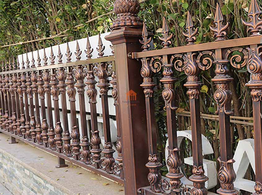 Protecting the Surrounding Area: The Advantages of a Pyramid Mesh fence