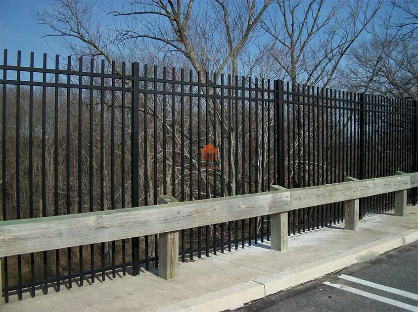 Maintenance Challenges of Pyramid Mesh fence - Solving Its Rust Dilemma