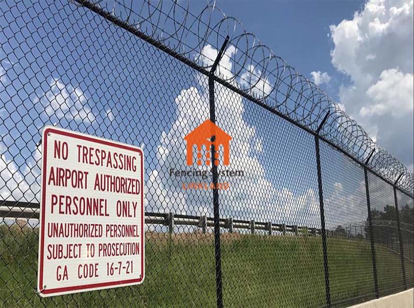 Airport Fence: A Love-Hate Relationship