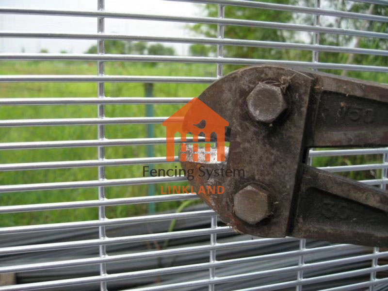 Test and evaluation of bearing capacity and impact resistance of 358 security fence