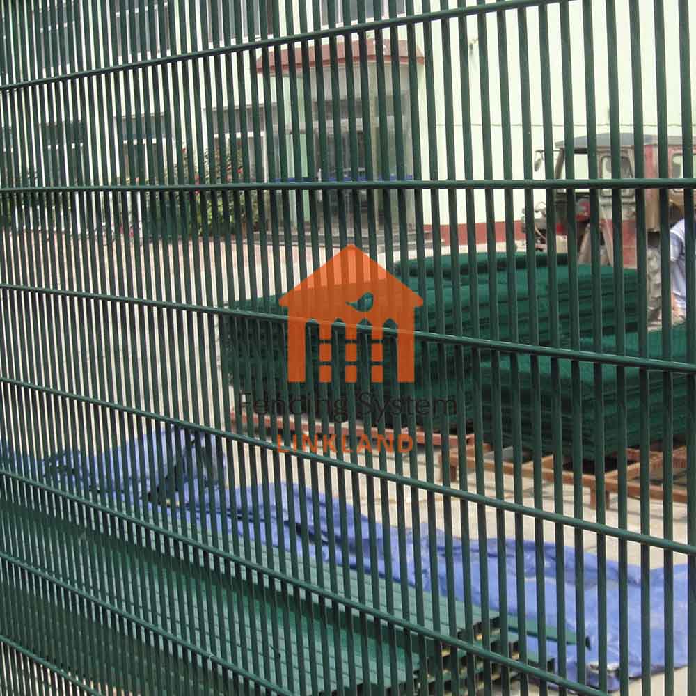 Test and evaluation of bearing capacity and impact resistance of 358 security fence