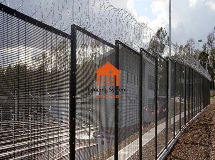 Airport fence standards - safety precautions