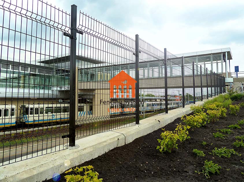 How to improve the strength and durability of Welded mesh fence