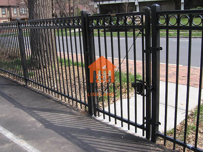 Steel Picket Fence: A Durable Solution for Coastal Areas