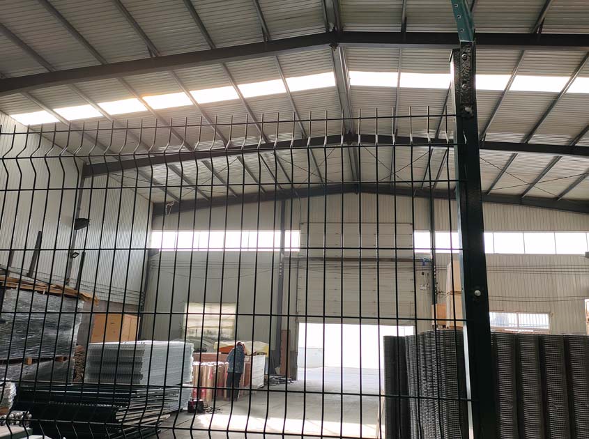 What materials and designs are recommended for making a high-quality metal fence?