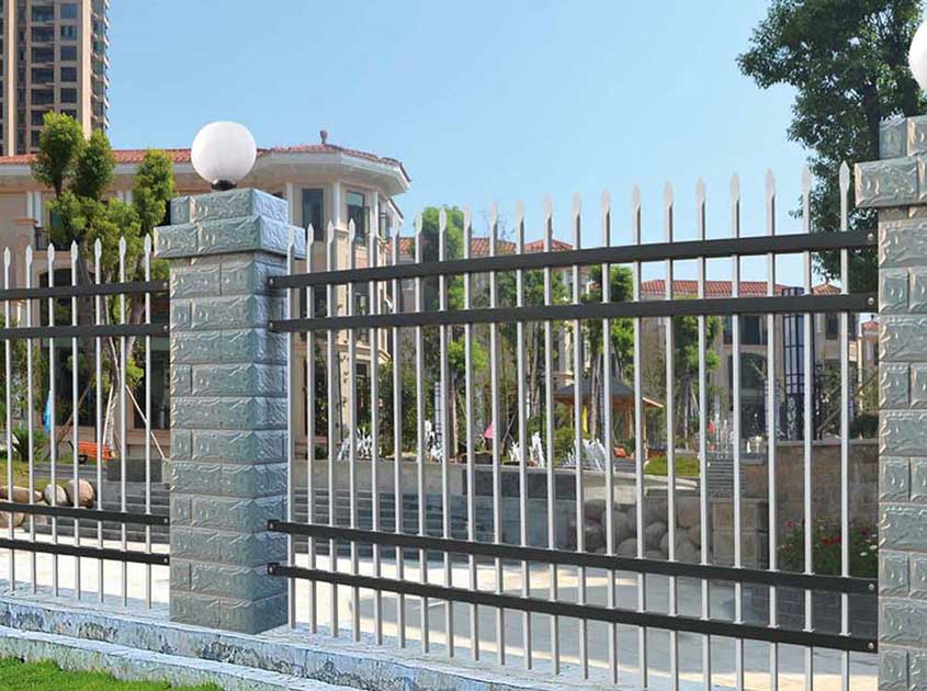Wrought iron garden fence - the perfect combination of retro and modern styles