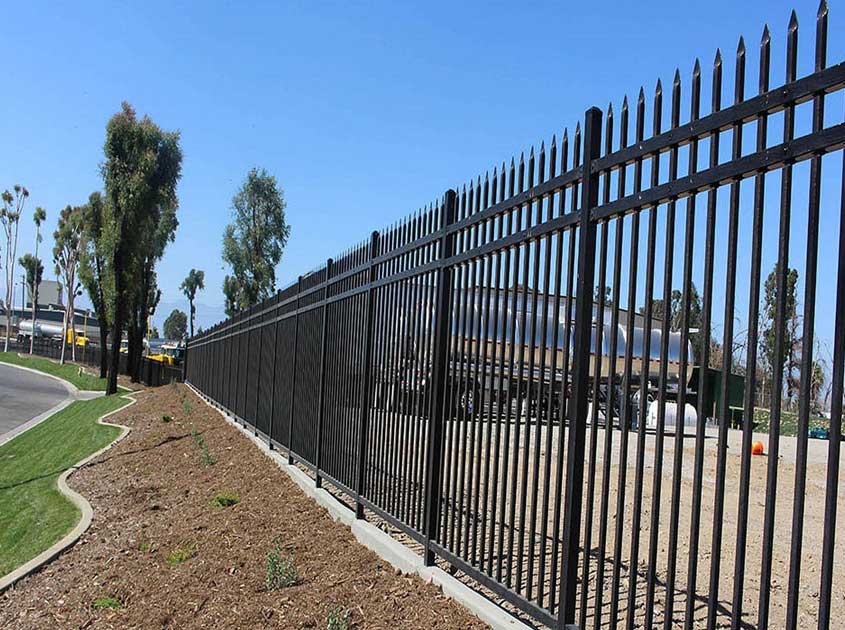 Wrought iron garden fence - the perfect combination of retro and modern styles