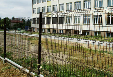 What are the welding precautions for the basketball court fence?
